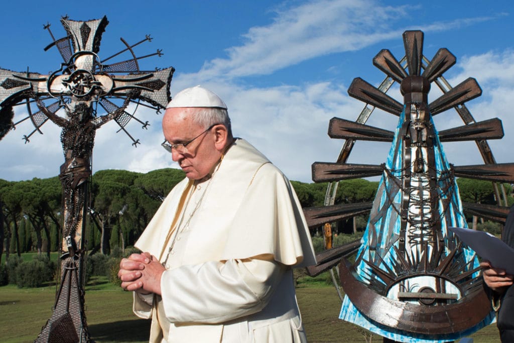 Pope Francis in Castel Gandolfo with two statues by Alejandro Marmo