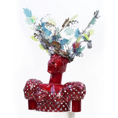 Ghizlane Sahli, on the other hand, is an artist of Moroccan origin who has made of alveolar structures, her artistic language. The sculptress uses parts of recycled bottles covered with silk threads to create primordial structures that evoke corals and cellular elements.