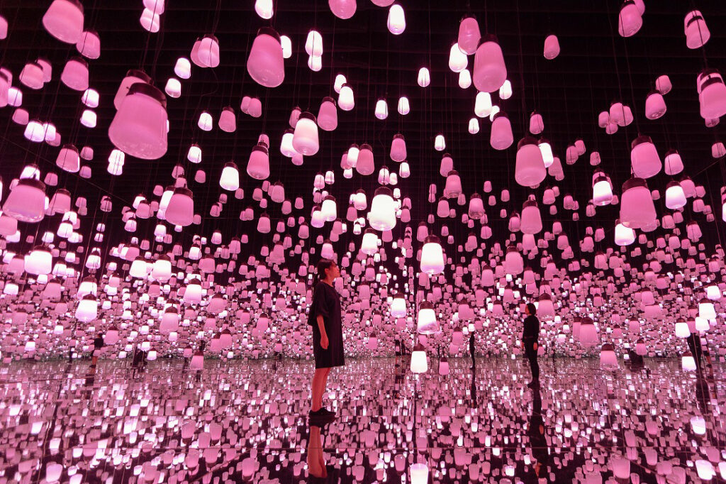 Among the most impressive installations of this year, there is Forest of Resonating Lamps – One Stroke, Cherry Blossoms by teamLab.