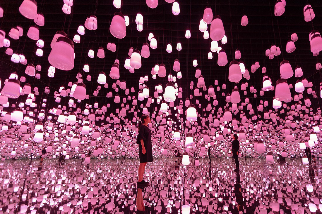  Among the most impressive installations of this year, there is Forest of Resonating Lamps – One Stroke, Cherry Blossoms by teamLab. 