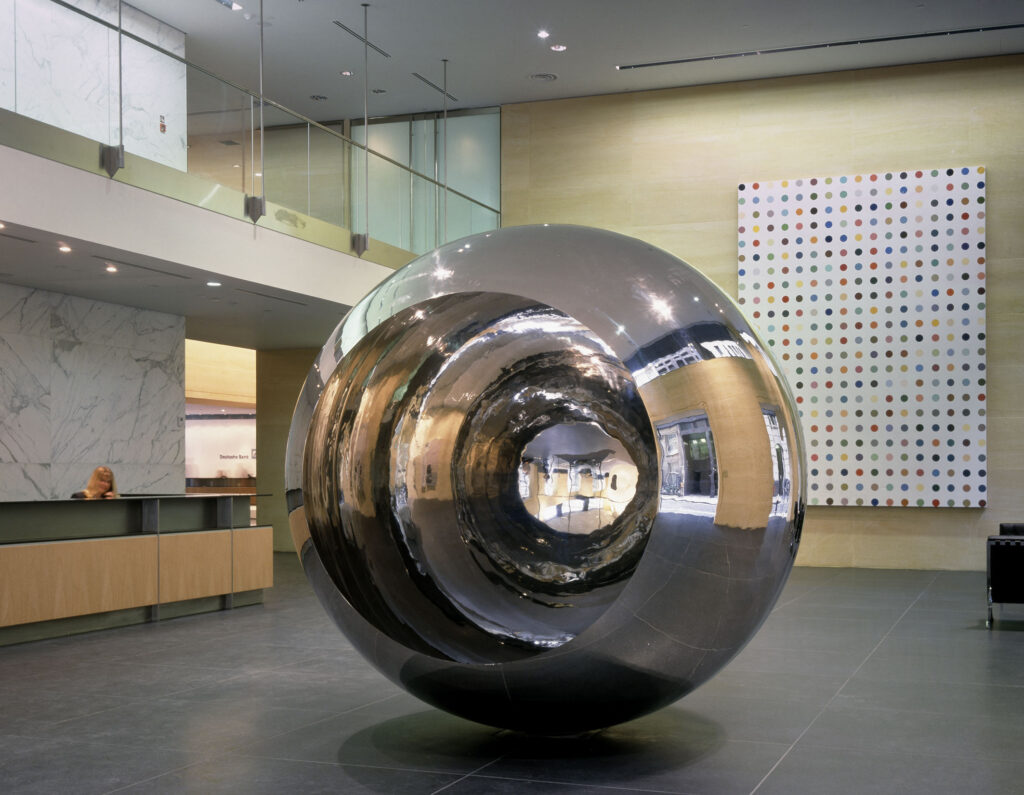 When it comes to choosing art for the offices, it’s important to find pieces able to make a visual statement that inspires the workforce and provides the best possible atmosphere.