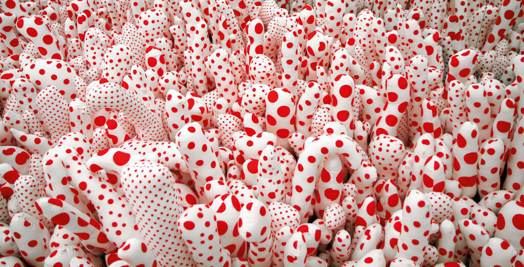 Yayoi Kusama wrote a poem that puts solidarity and resilience first. It is not the first time that Kusama shares a message with a strong inspirational connotation.