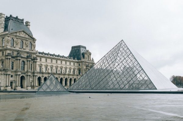 The most celebrated museum ever. At this moment of forced closure due to the second wave of pandemic, the Louvre decided to relaunch teaching. How? Setting up Studio, a new 1150 square meter space dedicated to art and cultural education.